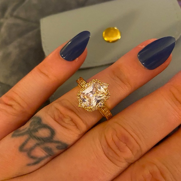 Amazon Essentials Jewelry - Antique-styled Gold Diamond Ring